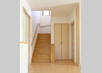 階段下は玄関ホール側と部屋側のそれぞれの収納に工夫。