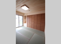 将来、両親との同居も考えて独立した和室を設けました。天井は檜の板張りで落ち着く空間となりました。
