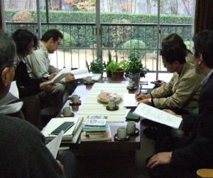 001_rt02a 旧我が家にて、建築士と面談の様子です