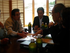 001_rt04a フォレスタイル事務局にて、工務店と歓談の様子