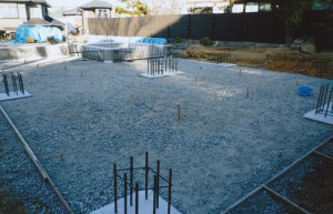 001_rt08b 土台がコンクリートでふさがれた様子です
