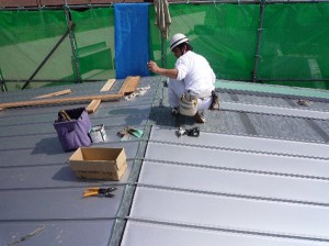 001_rt10b 丁寧に屋根材を施工