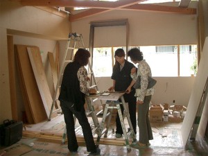 001_rt16 奥様と共にシステムキッチンの打ち合わせ