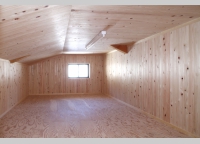 桧合板を張った大容量の小屋裏収納
湿気などから荷物を守ります