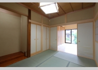 ６畳の和室
床柱は屋久杉、床材はｹﾔｷ、天井は秋田杉と和室にふさわしい材質を。