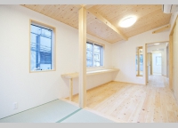 ヒノキの一枚板のカウンターと畳スペースを設えた部屋。