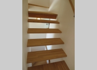 ２階リビングよりロフトに上がる階段です。
階段にすることによりロフトの昇降も安易にできます