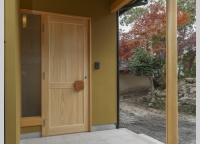 玄関ドアも制作建具・東濃桧製です。