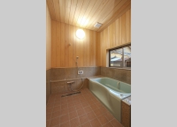 浴室は在来工法、腰は自然石・壁は高野マキで香りを楽しめます。