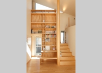 階段手すり兼本棚と机で書斎コーナーを作りました
