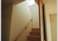 階段室
季節の良い時期は扉を開けて開放的に使います。