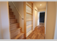 ロフトに上がる階段にはマガジンラック付きのスライド扉を
お子さんが小さな内は鍵をかけて安全対策も